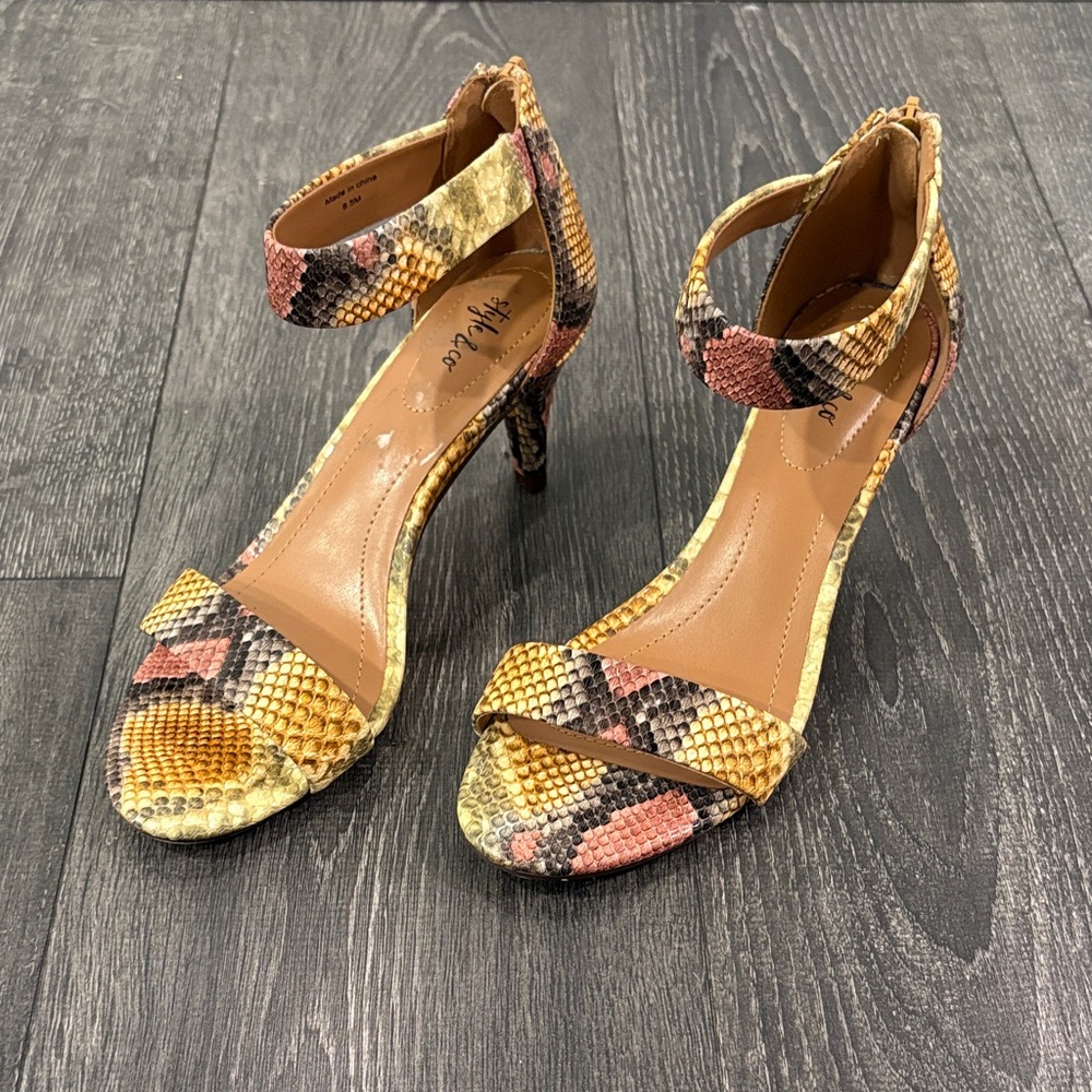 Vibrant Multicolor Snake 🐍 Print Heels size 8.5